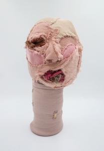 obiekt szyty (poduszka, tkanina, sznurki), 2023, wys.43cm szer.27cm